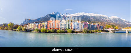 Vue panoramique sur le centre-ville historique d'Innsbruck avec ses maisons colorées le long de la rivière Inn et célèbre sommet des montagnes en arrière-plan dans Banque D'Images