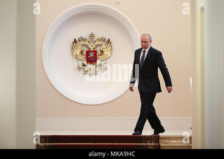 (180507) -- MOSCOU, 7 mai 2018 (Xinhua) -- Le président russe Vladimir Poutine, promenades dans le Kremlin avant son inauguration à Moscou, capitale de la Russie, le 7 mai 2018. Vladimir Poutine a prêté serment lundi pour lancer son quatrième mandat en tant que président russe. (Xinhua/Spoutnik) (zjl) Banque D'Images