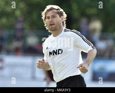 Hodonin, République tchèque. Le 05 mai, 2018. Ancien joueur de football Tchèque Pavel Nedved en action pendant le bénéfice match FK Hodonin vs deuxième placé équipe de l'Euro de football 1996 avant 100 ans de football à Hodonin Hodonin, République tchèque, le 5 mai 2018. Credit : Dalibor Gluck/CTK Photo/Alamy Live News Banque D'Images