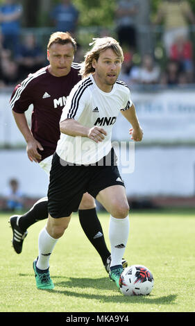 Hodonin, République tchèque. Le 05 mai, 2018. Ancien joueur de football Tchèque Pavel Nedved, droite, en action pendant le match FK avantages Hodonin vs deuxième placé équipe de l'Euro de football 1996 avant 100 ans de football à Hodonin Hodonin, République tchèque, le 5 mai 2018. Credit : Dalibor Gluck/CTK Photo/Alamy Live News Banque D'Images