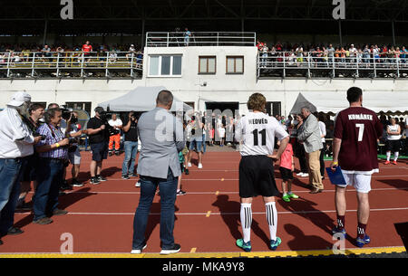 Hodonin, République tchèque. Le 05 mai, 2018. Ancien joueur de football Tchèque Pavel Nedved, centre, prend la parole lors du match FK avantages Hodonin vs deuxième placé équipe de l'Euro de football 1996 avant 100 ans de football à Hodonin Hodonin, République tchèque, le 5 mai 2018. Credit : Dalibor Gluck/CTK Photo/Alamy Live News Banque D'Images