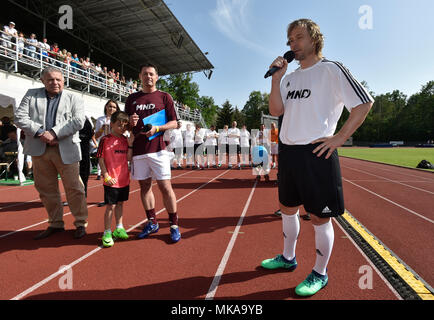 Hodonin, République tchèque. Le 05 mai, 2018. Ancien joueur de football Tchèque Pavel Nedved prend la parole lors du match FK avantages Hodonin vs deuxième placé équipe de l'Euro de football 1996 avant 100 ans de football à Hodonin Hodonin, République tchèque, le 5 mai 2018. Credit : Dalibor Gluck/CTK Photo/Alamy Live News Banque D'Images