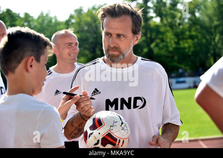 Hodonin, République tchèque. Le 05 mai, 2018. Ancien joueur de football tchèque Karel Poborsky signe manuscrit pendant le bénéfice match FK Hodonin vs deuxième placé équipe de l'Euro de football 1996 avant 100 ans de football à Hodonin Hodonin, République tchèque, le 5 mai 2018. Credit : Dalibor Gluck/CTK Photo/Alamy Live News Banque D'Images