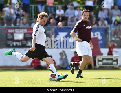 Hodonin, République tchèque. Le 05 mai, 2018. Ancien joueur de football Tchèque Pavel Nedved, gauche, en action pendant le match FK avantages Hodonin vs deuxième placé équipe de l'Euro de football 1996 avant 100 ans de football à Hodonin Hodonin, République tchèque, le 5 mai 2018. Credit : Dalibor Gluck/CTK Photo/Alamy Live News Banque D'Images