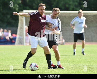 Hodonin, République tchèque. Le 05 mai, 2018. Ancien joueur de football tchèque Karel Poborsky, droite, en action pendant le match FK avantages Hodonin vs deuxième placé équipe de l'Euro de football 1996 avant 100 ans de football à Hodonin Hodonin, République tchèque, le 5 mai 2018. Credit : Dalibor Gluck/CTK Photo/Alamy Live News Banque D'Images