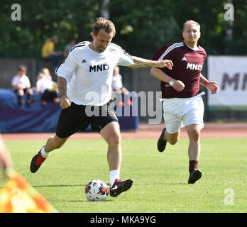 Hodonin, République tchèque. Le 05 mai, 2018. Ancien joueur de football tchèque Karel Poborsky, gauche, en action pendant le match FK avantages Hodonin vs deuxième placé équipe de l'Euro de football 1996 avant 100 ans de football à Hodonin Hodonin, République tchèque, le 5 mai 2018. Credit : Dalibor Gluck/CTK Photo/Alamy Live News Banque D'Images