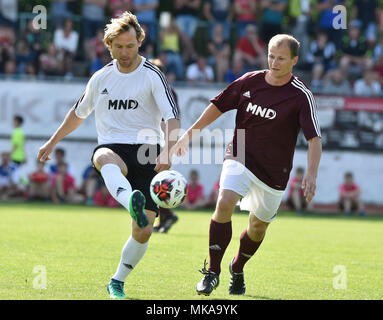 Hodonin, République tchèque. Le 05 mai, 2018. Ancien joueur de football Tchèque Pavel Nedved, gauche, en action pendant le match FK avantages Hodonin vs deuxième placé équipe de l'Euro de football 1996 avant 100 ans de football à Hodonin Hodonin, République tchèque, le 5 mai 2018. Credit : Dalibor Gluck/CTK Photo/Alamy Live News Banque D'Images