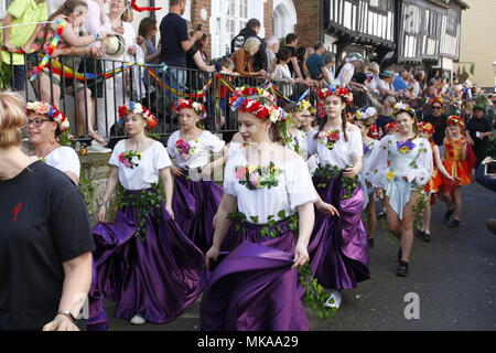 Hastings,UK.7 mai 2018. Météo britannique. Profitez des fêtards Jack in the green festival sur une belle maison de banque lundi d'Hastings. Le festival a lieu chaque année dans la ville de Sussex de l'Est bienvenus eté.Credit : Ed Brown/Alamy Live News Banque D'Images