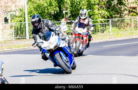 Robertsbridge, à Hastings, East Sussex, Royaume-Uni. 7 mai 2018. Des milliers de motocyclistes de tout le Royaume-Uni prendre part à l'assemblée annuelle 1066 de l'événement moto Hastings. Les sections locales bordent la route à Robertsbridge à regarder la grande sélection de machines lorsqu'ils passent. Credit : Alan Fraser/Alamy Live News Banque D'Images