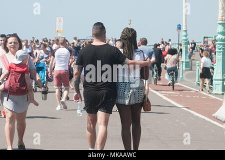 Brighton Sussex UK. 7 mai 2018. Les grandes foules d'amateurs et les amoureux du soleil descendre sur la plage de Brighton pour profiter du soleil en maison de banque peut enregistrer les températures prévues pour cette période de l'année Crédit : amer ghazzal/Alamy Live News Crédit : amer ghazzal/Alamy Live News Banque D'Images