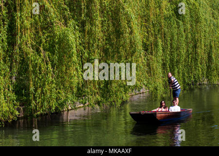 Cambridge, UK. 7 mai, 2018. Les touristes profiter les vacances de soleil le long de la rivière Cam à Cambridge, Angleterre. ) CamNews / Alamy Live News Banque D'Images