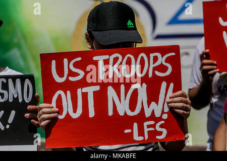 Quezon City, Philippines. 7 mai, 2018. Une femme est titulaire d'une plaque-étiquette comme des groupes militants protester contre l'ouverture d'exercices militaires entre les Philippines et les États-Unis au camp Aguinaldo à Quezon City. Les groupes ont condamné l'assemblée annuelle des jeux de guerre pour intervenir dans les affaires politiques et militaires. Credit : Basilio H. Sepe/ZUMA/Alamy Fil Live News Banque D'Images