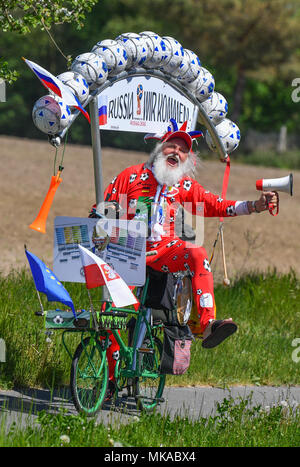 07 mai 2018, l'Allemagne, l'Briesen : Location designer Dieter 'Didi' Senft est sur son chemin de la Pologne avec son vélo soccer selfmade. Avec cette campagne qu'il veut annoncer la Coupe du Monde de Football 2018 en Russie. Pour l'année, Senft a travaillé sur crazy bikes et réalisé plusieurs records du monde. En particulier, il est devenu connu sous le nom de 'Tour devil' sur le Tour de France. Photo : Patrick Pleul/dpa-Zentralbild/dpa dpa : Crédit photo alliance/Alamy Live News Banque D'Images