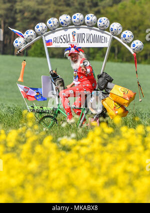 07 mai 2018, l'Allemagne, l'Briesen : Location designer Dieter 'Didi' Senft est sur son chemin de la Pologne avec son vélo soccer selfmade. Avec cette campagne qu'il veut annoncer la Coupe du Monde de Football 2018 en Russie. Pour l'année, Senft a travaillé sur crazy bikes et réalisé plusieurs records du monde. En particulier, il est devenu connu sous le nom de 'Tour devil' sur le Tour de France. Photo : Patrick Pleul/dpa-Zentralbild/dpa dpa : Crédit photo alliance/Alamy Live News Banque D'Images