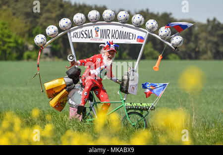 07 mai 2018, l'Allemagne, l'Briesen : Location designer Dieter 'Didi' Senft est sur son chemin de la Pologne avec son vélo soccer selfmade. Avec cette campagne qu'il veut annoncer la Coupe du Monde de Football 2018 en Russie. Pour l'année, Senft a travaillé sur crazy bikes et réalisé plusieurs records du monde. En particulier, il est devenu connu sous le nom de 'Tour devil' sur le Tour de France. Photo : Patrick Pleul/dpa-Zentralbild/dpa dpa : Crédit photo alliance/Alamy Live News Banque D'Images