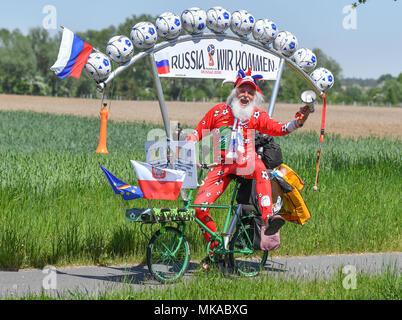 07 mai 2018, l'Allemagne, l'Briesen : Location designer Dieter 'Didi' Senft est sur son chemin de la Pologne avec son vélo soccer selfmade. Avec cette campagne qu'il veut annoncer la Coupe du Monde de Football 2018 en Russie. Pour l'année, Senft a travaillé sur crazy bikes et réalisé plusieurs records du monde. En particulier, il est devenu connu sous le nom de 'Tour devil' sur le Tour de France. Photo : Patrick Pleul/dpa-Zentralbild/dpa dpa : Crédit photo alliance/Alamy Live News Banque D'Images