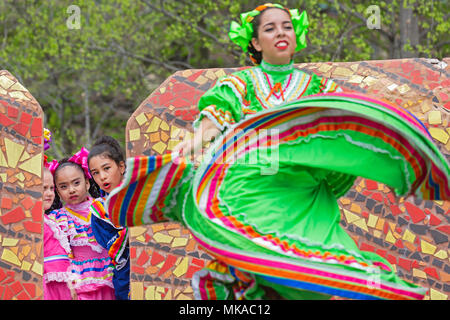 Detroit, Michigan, USA - 6 mai 2018 - Les jeunes danseurs mexicains regardez comme un vieux dancer au cours de Detroit célébration de Cinco de Mayo. Crédit : Jim West/Alamy Live News Banque D'Images