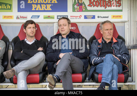 Freiburg, Allemagne. 28 avr, 2018. De gauche à droite Jochen SAIER (FR, Gestion du Sport), Klemens HARTENBACH (FR, Directeur sportif), coach Christian STREICH (FR). Soccer 1. Bundesliga, 32. Journée, Fribourg (FR) - FC Cologne (K) 3 : 2, le 28/04/2018 à Freiburg/Allemagne. Utilisation dans le monde entier | Credit : dpa/Alamy Live News Banque D'Images