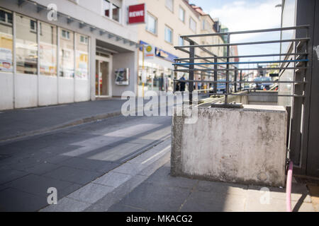 07 mai 2018, Stuttgart, Allemagne : La rue dans laquelle une mère jeta sa fille de deux ans, le 4 mai 2018. L'enfant que son été jeté au sol, a été fortement blessé à la tête. La jeune fille est sur le chemin de la guérison. Il y a des indications que la mère est suffereing de un problème psychologique, comme cela a été rapporté par le porte-parole de la police, le 7 mai 2018. Photo : Sebastian Gollnow/dpa Banque D'Images