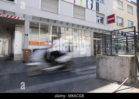 07 mai 2018, Stuttgart, Allemagne : La rue dans laquelle une mère jeta sa fille de deux ans, le 4 mai 2018. L'enfant que son été jeté au sol, a été fortement blessé à la tête. La jeune fille est sur le chemin de la guérison. Il y a des indications que la mère est suffereing de un problème psychologique, comme cela a été rapporté par le porte-parole de la police, le 7 mai 2018. Photo : Sebastian Gollnow/dpa Banque D'Images