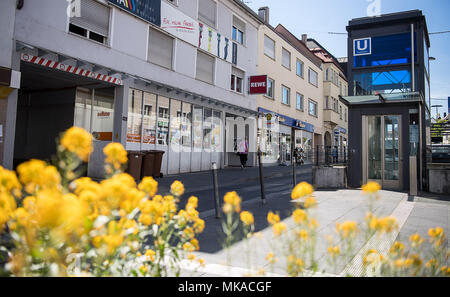 07 mai 2018, Stuttgart, Allemagne : La rue dans laquelle une mère jeta sa fille de deux ans, le 4 mai 2018. L'enfant que son été jeté au sol, a été fortement blessé à la tête. La jeune fille est sur le chemin de la guérison. Il y a des indications que la mère est suffereing de un problème psychologique, comme cela a été rapporté par le porte-parole de la police, le 7 mai 2018. Photo : Sebastian Gollnow/dpa Banque D'Images