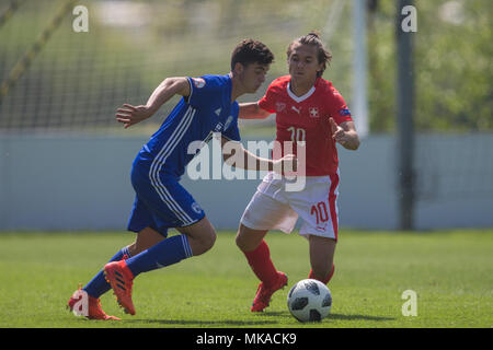 David Air Dori (Israël) prend sur Bledian Krasniqi (Suisse) au cours de la saison 2018 du Championnat des moins de 17 ans match du groupe A entre la Suisse et Israël au St George's Park, le 7 mai 2018 à Burton upon Trent, en Angleterre. (Photo : Richard Burley/phcimages.com) Banque D'Images