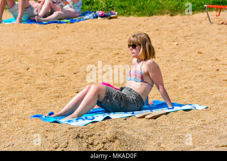 Burton Bradstock, Dorset, UK. 7 mai 2018. Météo britannique. Les vacanciers et les visiteurs affluent à la plage de Burton Bradstock à Dorset pour profiter du soleil chaud de rupture record bank holiday lundi températures. Crédit photo : Graham Hunt/Alamy Live News Banque D'Images