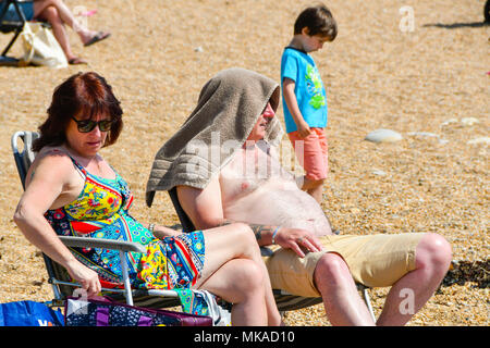 Burton Bradstock, Dorset, UK. 7 mai 2018. Météo britannique. Les vacanciers et les visiteurs affluent à la plage de Burton Bradstock à Dorset pour profiter du soleil chaud de rupture record bank holiday lundi températures. Crédit photo : Graham Hunt/Alamy Live News Banque D'Images