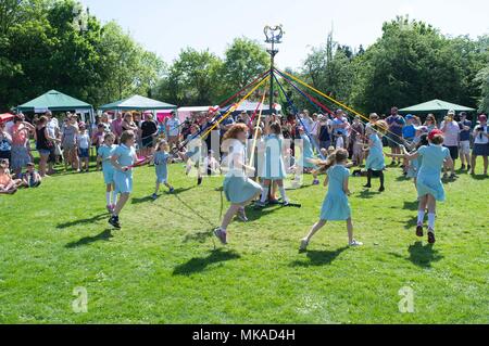 Ascot, UK - les enfants de l'école peut danser autour de la pôle à Sunninghill, Ascot juste mai Crédit : Andrew Spiers/Alamy Live News Banque D'Images
