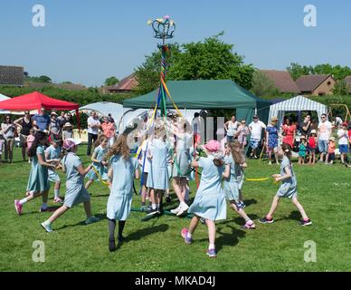 Ascot, UK - les enfants de l'école peut danser autour de la pôle à Sunninghill, Ascot juste mai Crédit : Andrew Spiers/Alamy Live News Banque D'Images