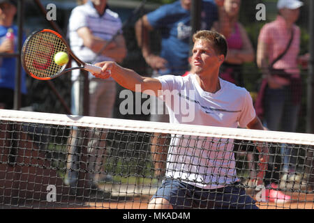 Ostrava, République tchèque. 06 mai, 2018. Tennis player NINO SERDARUSIC de Croatie en action lors du match contre joueur belge De Greef au Prosperita Open du tennis masculin tournoi challenger à Ostrava, en République tchèque, le 6 mai 2018. Crédit : Petr Sznapka/CTK Photo/Alamy Live News Banque D'Images