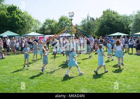 Ascot, UK - les enfants de l'école peut danser autour de la pôle à Sunninghill, Ascot juste mai Crédit : Andrew Spiers/Alamy Live News Banque D'Images