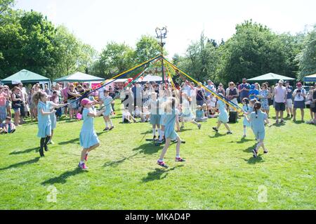 Ascot, UK - les enfants de l'école peut danser autour de la pôle à Sunninghill, Ascot juste mai Crédit : Andrew Spiers/Alamy Live News Banque D'Images