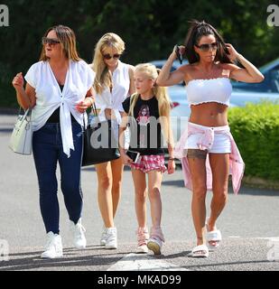 Crawley Sussex, UK 7 mai 2018 - Katie Price arrive pour un match de football à Crawley Town Football Club. L'argent recueilli ira à Buzby 4 qui a la paralysie cérébrale tétraplégique et a besoin d'une chirurgie pour contribuer à lui faire marcher sans aide. Credit : James Boardman/Alamy Live News Banque D'Images