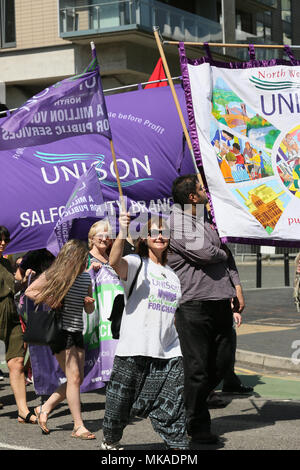 Salford, Royaume-Uni. 7 mai, 2018. Des centaines de Bexley mars inscrivez-vous à la place de l'Eglise de la Trinité sacrée sur Journée internationale des travailleurs, souvent désigné comme jour de mai ou la fête du Travail, qui est une célébration de la classe ouvrière, Salford,7 Mai, 2018 (C)Barbara Cook/Alamy Live News Banque D'Images