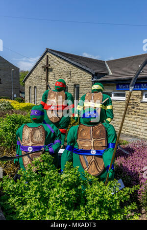 Teenage Mutant Ninja Turtle épouvantails au festival de l'épouvantail Meltham Meltham, Huddersfield, UK. 7 mai 2018. Scarecrows affiche au festival d'épouvantails 2018 Meltham. Carl Dickinson/Alamy Live News Banque D'Images