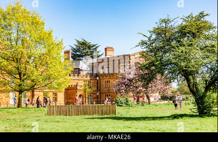 Northampton. Royaume-uni du 7 mai 2018. Météo. Un lumineux et ensoleillé appartement de vacances banque mai Lundi, la famille et les amis profiter du soleil dans le parc de Delapre Abbey certains assis à l'ombre hors de la chaleur du soleil de l'après-midi.. Credit : Keith J Smith./Alamy Live News Banque D'Images