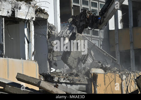 07 mai 2018, l'Allemagne, Potsdam : Une Pelle de démolition qui travaillent sur la façade extérieure du bâtiment du collège technique dans le Vieux Marché. Les travaux de démolition doivent être terminé d'ici l'été 2018 et le démantèlement total de l'ordre qui doit être terminé d'ici l'automne. Photo : Bernd Settnik/dpa-Zentralbild/dpa Banque D'Images