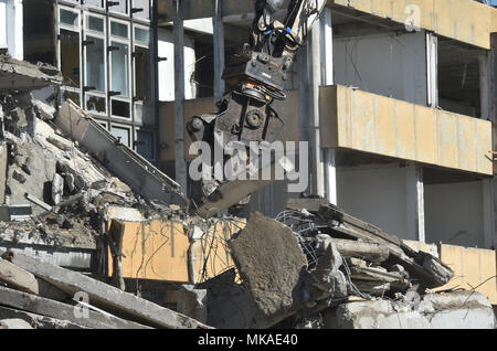 07 mai 2018, l'Allemagne, Potsdam : Une Pelle de démolition qui travaillent sur la façade extérieure du bâtiment du collège technique dans le Vieux Marché. Les travaux de démolition doivent être terminé d'ici l'été 2018 et le démantèlement total de l'ordre qui doit être terminé d'ici l'automne. Photo : Bernd Settnik/dpa-Zentralbild/dpa Banque D'Images