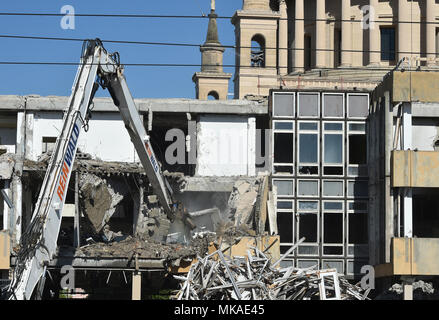 07 mai 2018, l'Allemagne, Potsdam : Une Pelle de démolition qui travaillent sur la façade extérieure du bâtiment du collège technique dans le Vieux Marché. Les travaux de démolition doivent être terminé d'ici l'été 2018 et le démantèlement total de l'ordre qui doit être terminé d'ici l'automne. Photo : Bernd Settnik/dpa-Zentralbild/dpa Banque D'Images