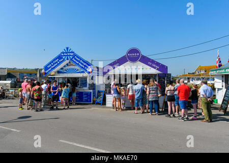 West Bay, Dorset, UK. 7 mai 2018. Météo britannique. Les vacanciers et les visiteurs la file pour la crème glacée dans des kiosques à la station balnéaire de West Bay dans le Dorset comme ils aiment le soleil chaud de rupture record bank holiday lundi températures. Crédit photo : Graham Hunt/Alamy Live News Banque D'Images