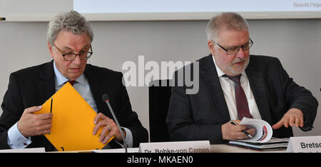 07 mai 2018, l'Allemagne, Potsdam : Rainer Bretschneider, président du Conseil de l'Flughafen Berlin Brandenburg GmbH (Berlin Brandenburg Airport'), et Manfred Bobke-von Camen (L), gestionnaire du personnel de l'Flughafengesellschaft Berlin-brandebourg (FBB. L'aéroport de Berlin-brandebourg 'Association'), au cours d'une session de la BER Comité spécial. Photo : Bernd Settnik/dpa-Zentralbild/dpa Banque D'Images