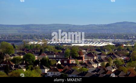 Glasgow, Scotland, UK 7 mai. UK : Météo : temps d'été ensoleillé sur le sud de la ville pour les vacances de banque. Ciel bleu et temps chaud au cours de la semi-détachée à Knightswood Scotstoun et banlieue avec les pylônes à Braehead arena et les collines au sud de la rivière Clyde dans les villages sur le bord de la de la ville. Gérard Ferry/Alamy news Banque D'Images