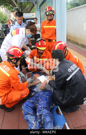 Xiamen, Chine, province du Fujian. 7 mai, 2018. Les sauveteurs faire les aides d'urgence à une victime coincée sous un mur effondré à Xiamen, dans le sud-est de la province de Fujian en Chine, le 7 mai 2018. Les crues éclair éclate ici en raison de fortes pluies. Credit : Zeng Demeng/Xinhua/Alamy Live News Banque D'Images