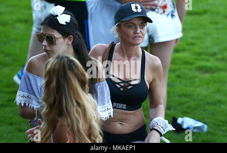 Crawley Sussex, UK 7 mai 2018 - Danniella Westbrook vu lors d'un match de football à Crawley Town Football Club. L'argent recueilli ira à Buzby 4 qui a la paralysie cérébrale tétraplégique et a besoin d'une chirurgie pour contribuer à lui faire marcher sans aide. Credit : James Boardman/Alamy Live News Banque D'Images