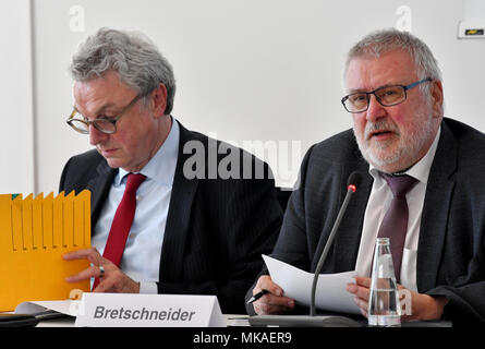 07 mai 2018, l'Allemagne, Potsdam : Rainer Bretschneider, président du Conseil de l'Flughafen Berlin Brandenburg GmbH (Berlin Brandenburg Airport'), et Manfred Bobke-von Camen (L), gestionnaire du personnel de l'Flughafengesellschaft Berlin-brandebourg (FBB. L'aéroport de Berlin-brandebourg 'Association'), au cours d'une session de la BER Comité spécial. Photo : Bernd Settnik/dpa-Zentralbild/dpa Banque D'Images
