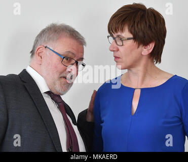 07 mai 2018, l'Allemagne, Potsdam : Rainer Bretschneider, président du Conseil de l'Flughafen Berlin Brandenburg GmbH (Berlin Brandenburg Airport'), parler avec Kathrin Schneider (SPD), le ministre des Transports, de l'état de Brandebourg, à la veille d'une session de la BER Comité spécial. Photo : Bernd Settnik/dpa-Zentralbild/dpa Banque D'Images