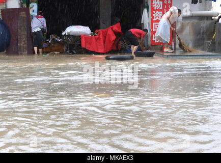 Xiamen, Chine, province du Fujian. 7 mai, 2018. Résidents hors de l'eau de vidange à Xiamen, dans le sud-est de la province de Fujian en Chine, le 7 mai 2018. Les crues éclair éclate ici en raison de fortes pluies. Credit : Zeng Demeng/Xinhua/Alamy Live News Banque D'Images