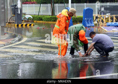 Xiamen, Chine, province du Fujian. 7 mai, 2018. Les gens nettoyer les égouts afin d'évacuer l'eau à Xiamen, dans le sud-est de la province de Fujian en Chine, le 7 mai 2018. Les crues éclair éclate ici en raison de fortes pluies. Credit : Zeng Demeng/Xinhua/Alamy Live News Banque D'Images