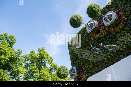 07 mai 2018, l'Allemagne, Stuttgart : Uni Hohenheim hightech vertical du jardin suspendu à un immeuble le jour de sa dédicace. La façade jardin avec arbres en rotation a été rendu possible par le démarrage depuis le Visioverdis "Hohenheim'. Photo : Sebastian Gollnow/dpa Banque D'Images